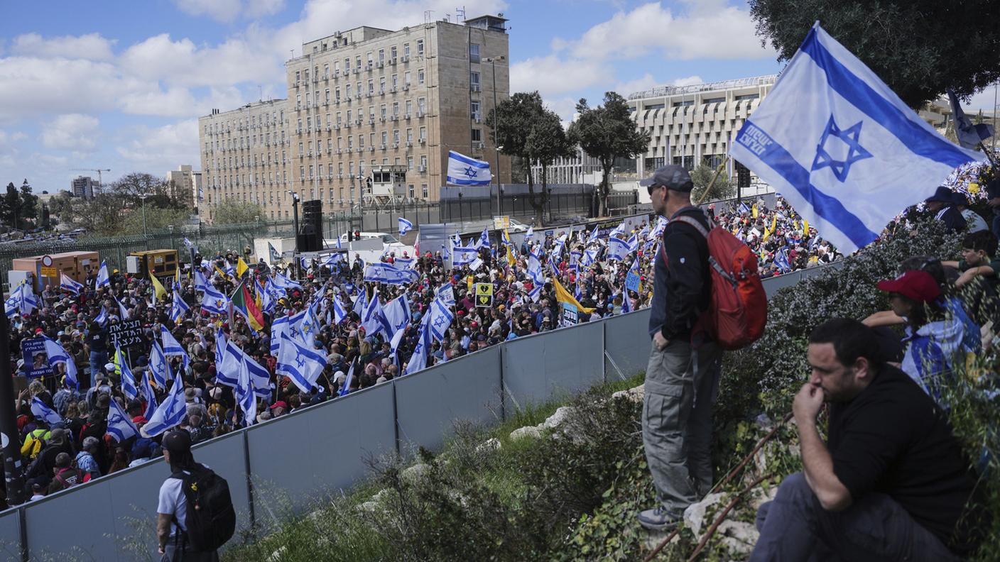 In Israele, migliaia di manifestanti sono scesi in piazza per una protesta contro il Governo