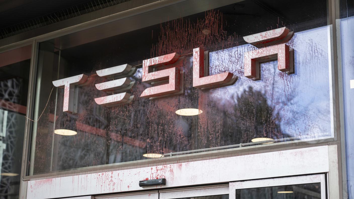 La vetrina del concessionario Tesla a Losanna