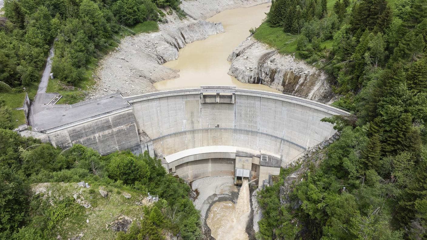 Il bacino di Ferden è stato quasi completamente svuotato per prevenire un possibile afflusso improvviso di acqua e detriti.