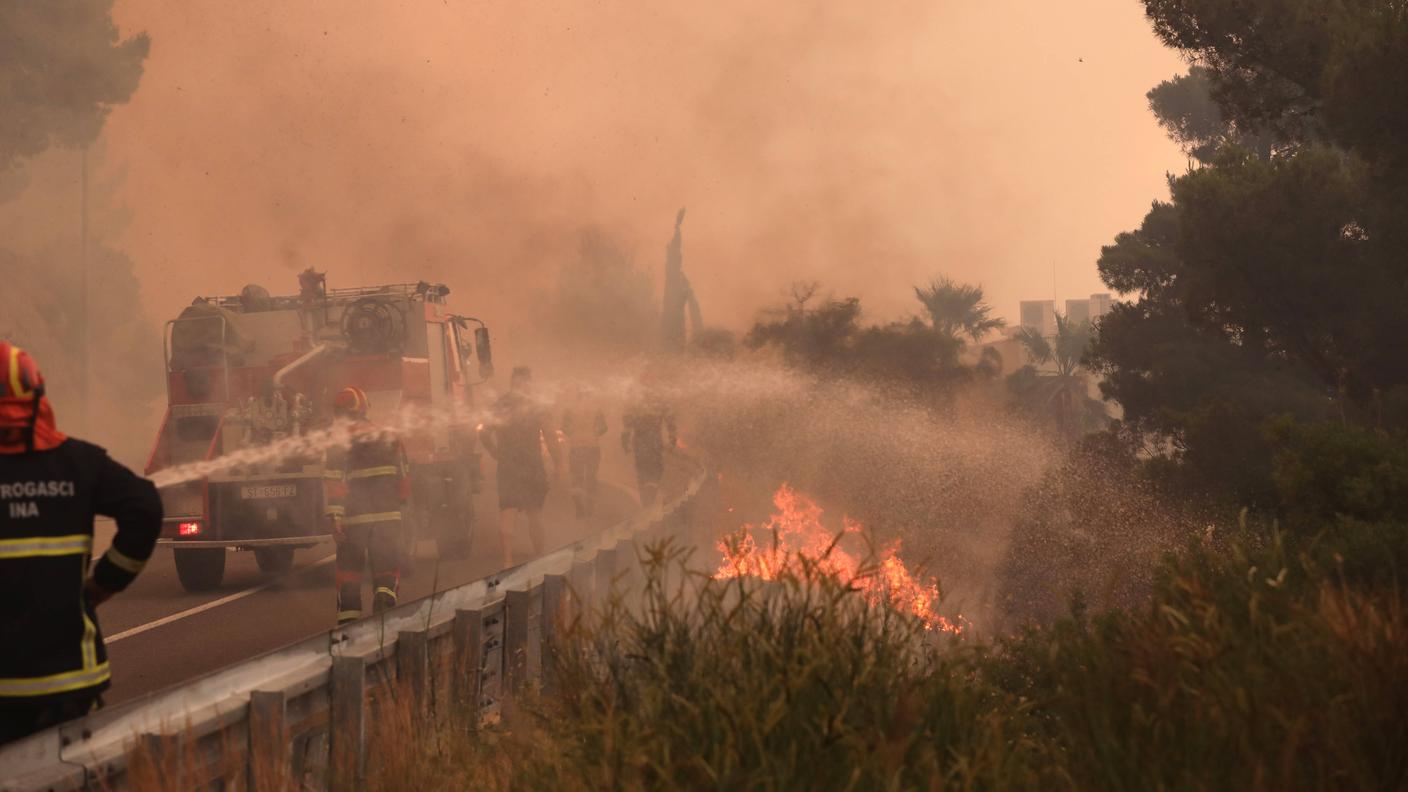 Pompieri in azione in Croazia per l'incendio scoppiato presso Pisak e Marussici