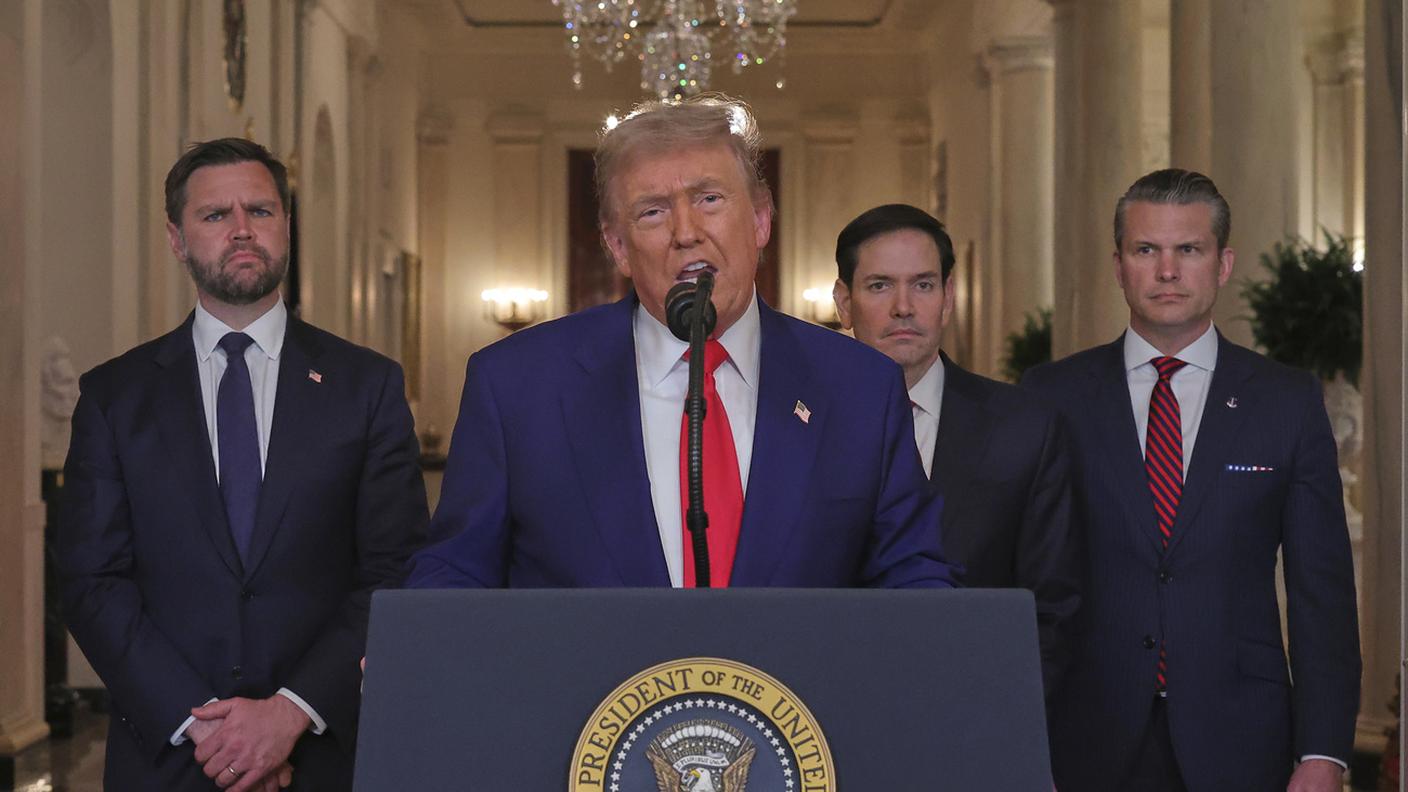 Trump durante l'annuncio dei raid statunitensi in Iran