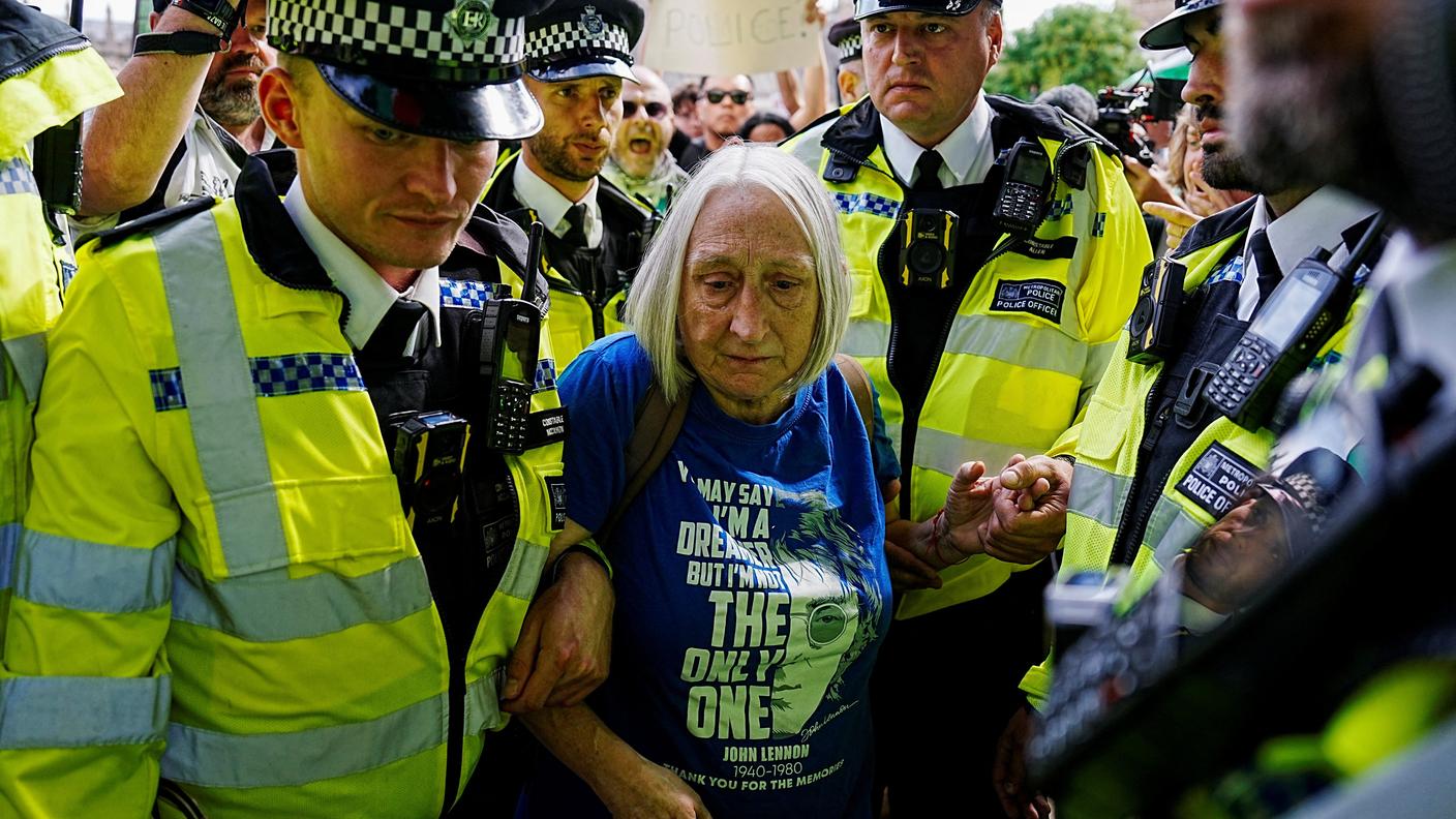 Una manifestante viene fermata dalla polizia durante il raduno per contestare la messa al bando di Palestine Action da parte del governo britannico