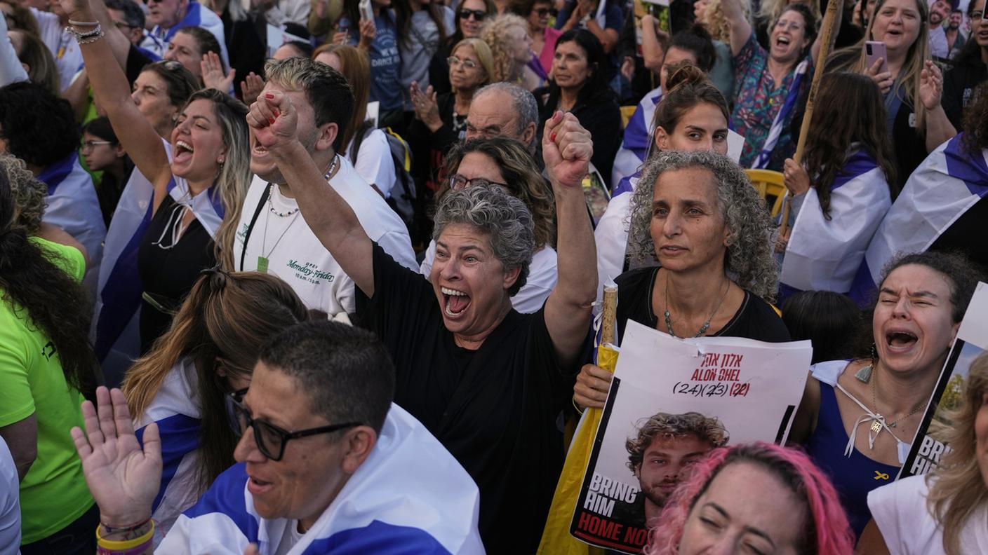 La folla segue in diretta il rilascio degli ostaggi israeliani da Gaza.