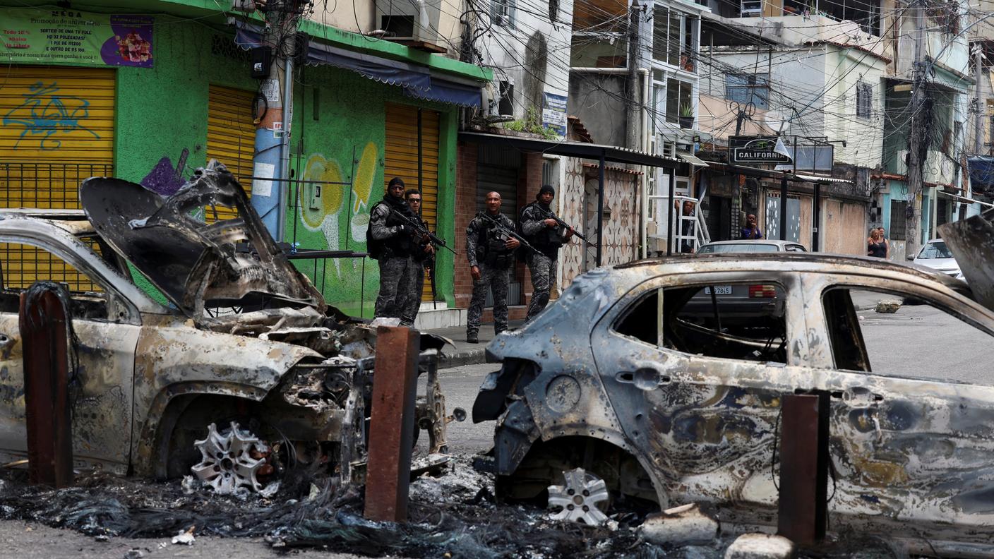 Imponente operazione della polizia brasiliana contro i trafficanti del Comando Vermelho 