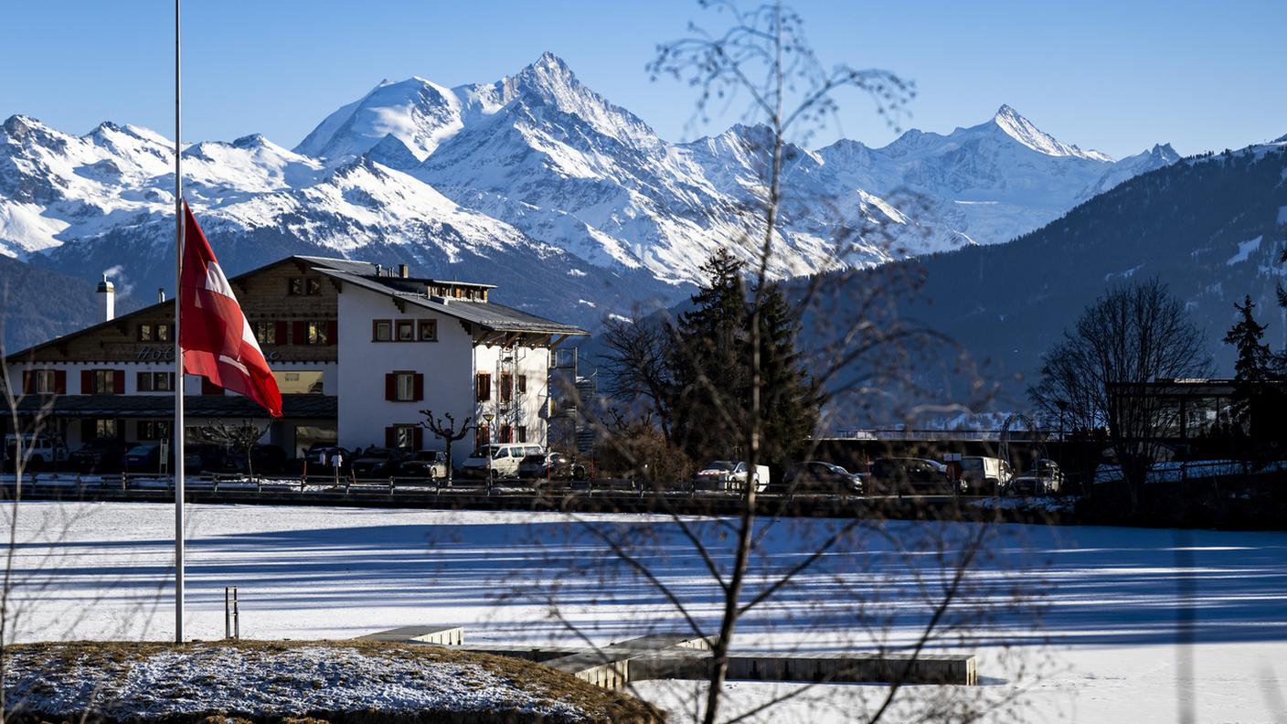Bandiera a mezz'asta dopo il rogo a Crans-Montana