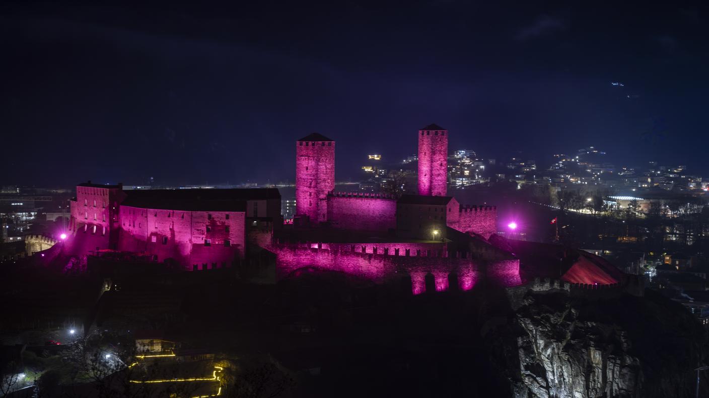 Il Castel Grande di Bellinzona illuminato di rosa in occasione dei 100 giorni dalla partenza del Giro d'Italia 