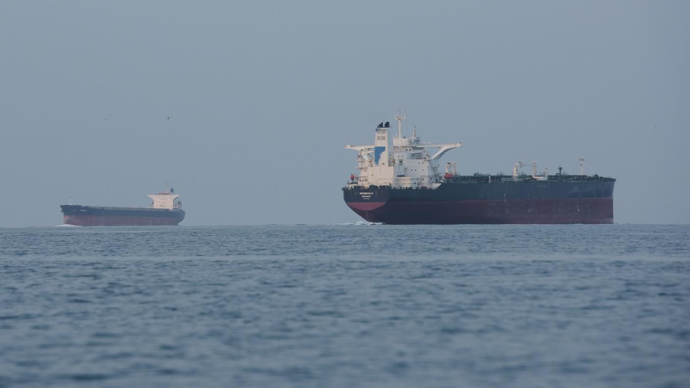 Due navi cargo in attesa dell'apertura dello Stretto di Hormuz