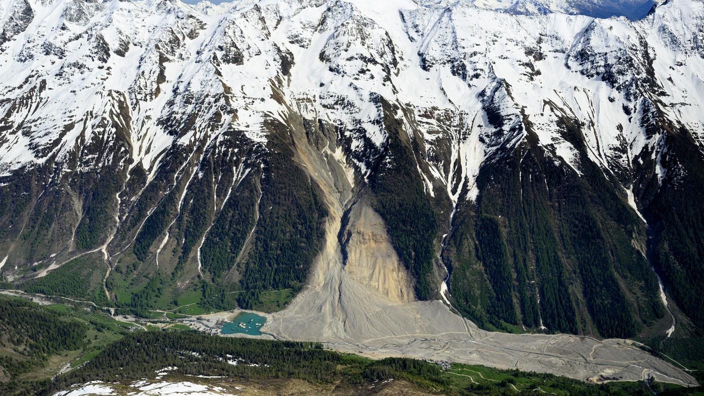 Un anno dopo il crollo del ghiacciaio Birch, una vasta colata di detriti ricopre la valle della Lötschental a Blatten