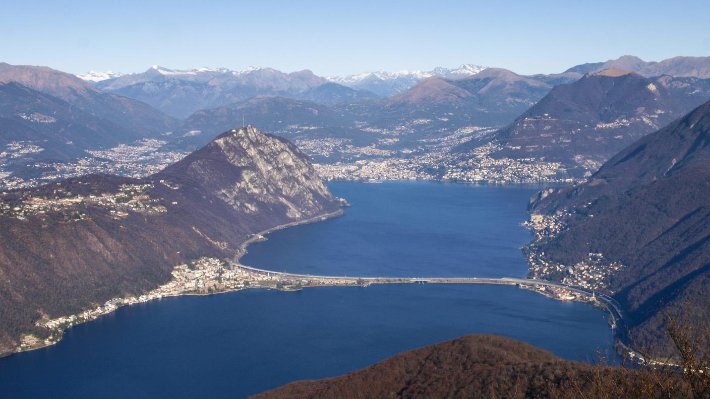 Dalla vetta del Monte San Giorgio, in mezzo a uno scenario mozzafiato, si scorge "la scogliera" del Monte San Salvatore
