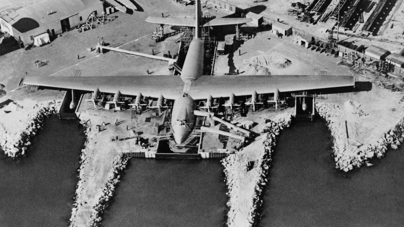 L'enorme idrovolante H-4 Hercules, in  costruzione nel 1947, a Long Beach.