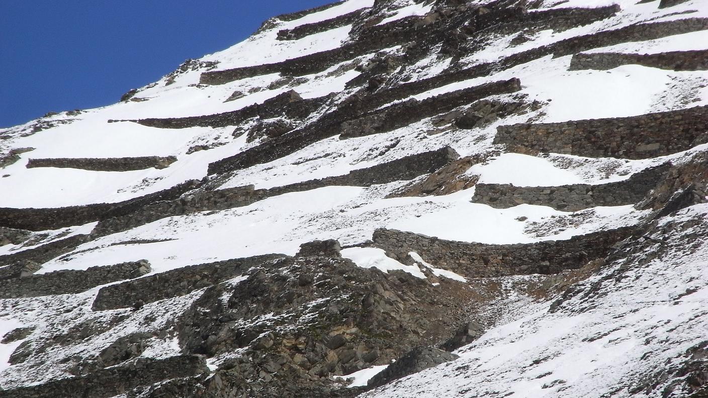 Muri in pietra nella zona di distacco sullo Schafberg, sopra a Pontresina. Essendo troppo bassi, la loro efficacia è molto limitata