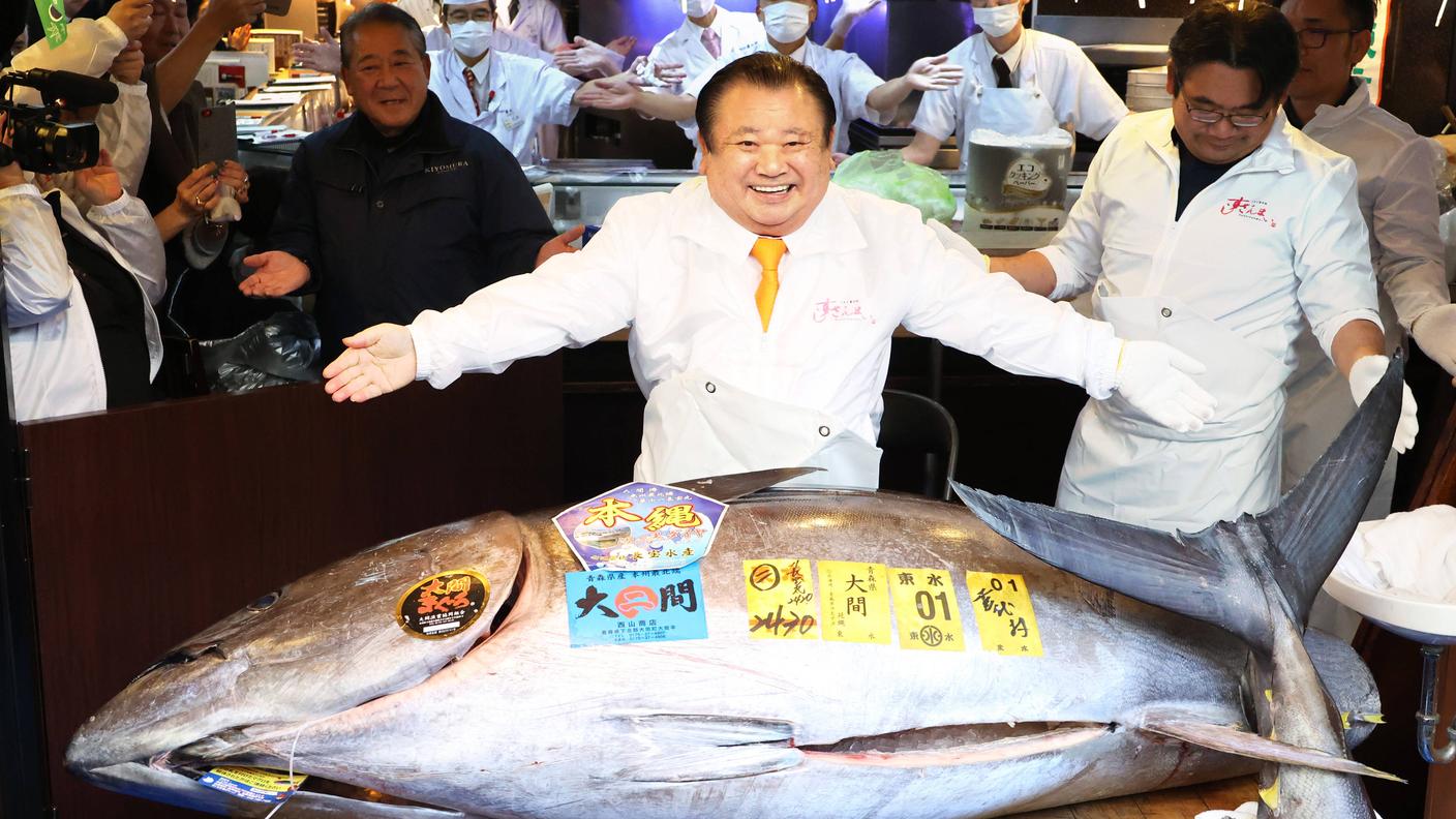 Il presidente della catena di ristoranti giappinese Sushizanmai Kiyoshi Kimura di fronte al tonno rosso da 243 kg venduto al prezzo record di circa 2,5 milioni di CHF il 5 gennaio 2026.