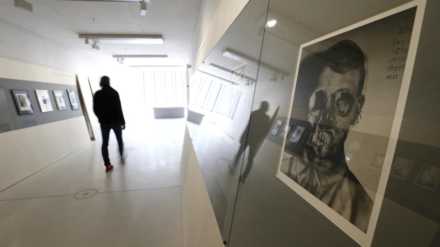 Fotografie e filmati, ma niente uniformi o stendardi
