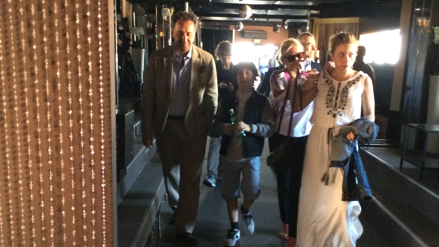 Sorrentino e famiglia si avviano verso la conferenza stampa
