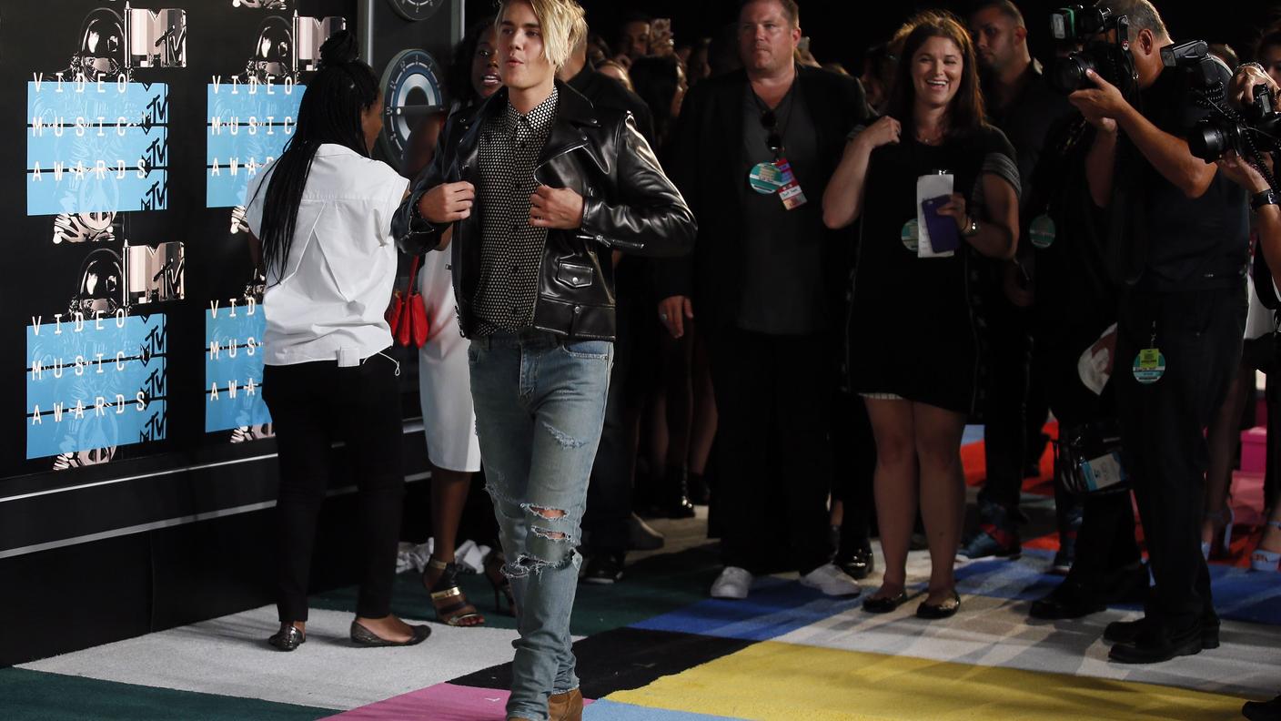 Justin Bieber era spavaldo all'arrivo ma è uscito piangendo dall'evento
