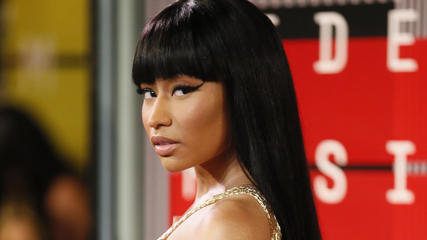 La cantante hip hop Nicki Minaj in una variante "egizia" dorata