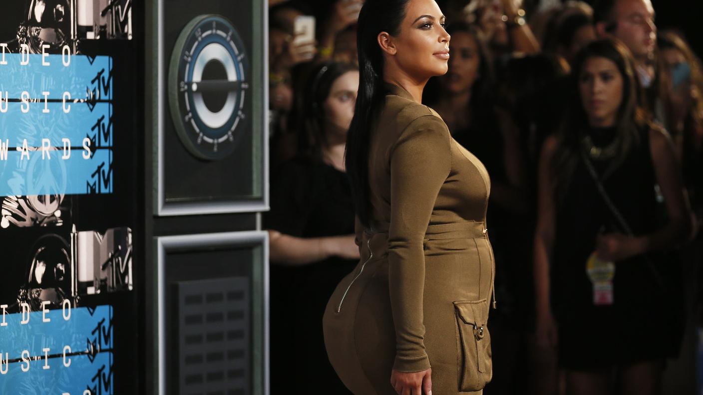 Una Kim Kardashian dalle forme impreviste arriva alla premiazione