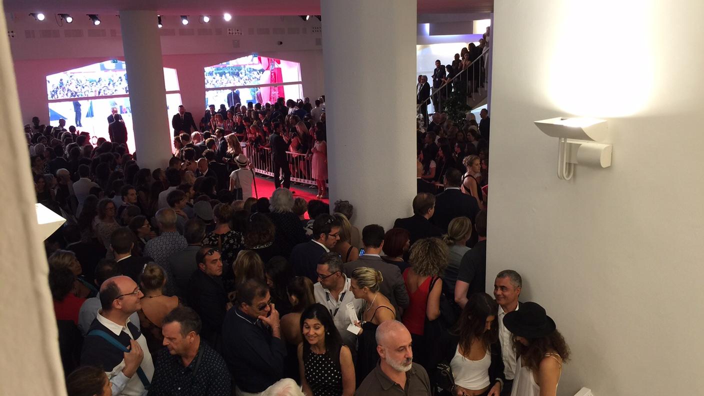 Palazzo invaso dentro e fuori per l'arrivo di Depp