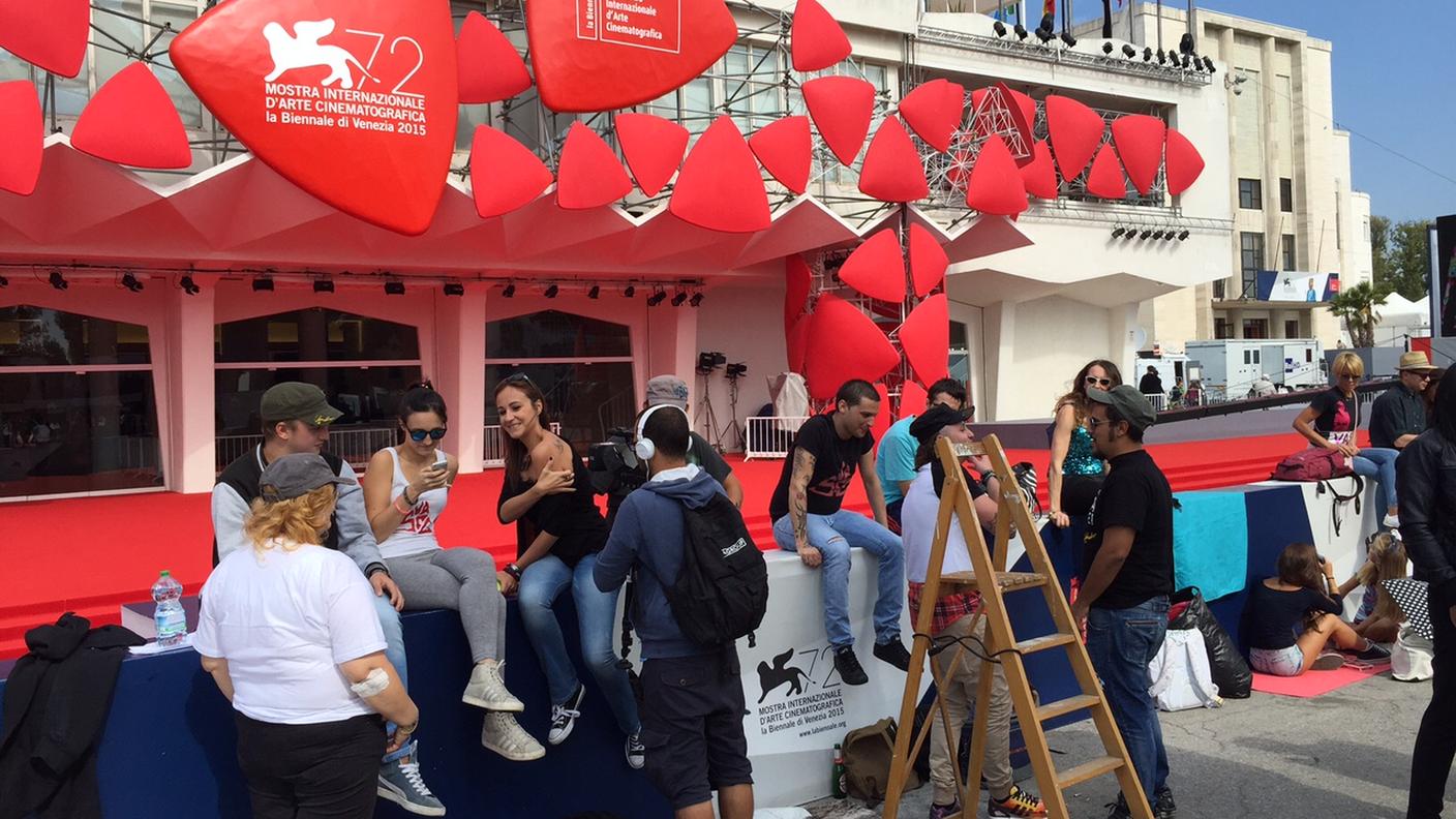 Ore 9: primi fan di Vasco davanti al Palazzo