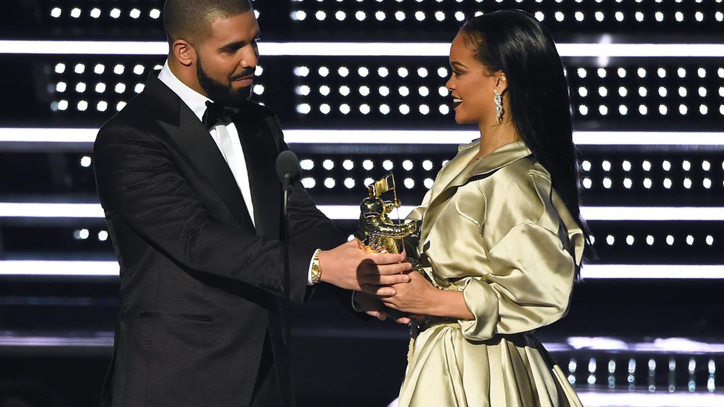 Rihanna e l'ambita statuetta