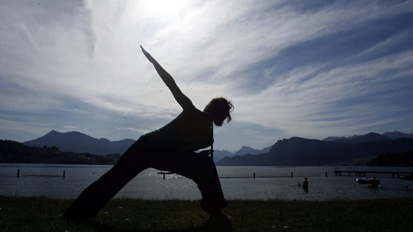 Una combinazione di posture, meditazione e respirazione