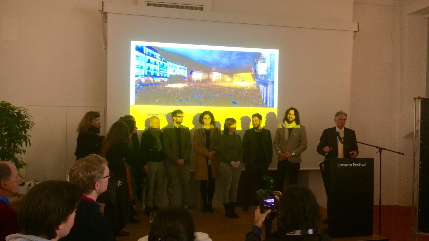 La squadra dei collaboratori locarnesi avvolta a Soletta da un bizzarro gioco di luce