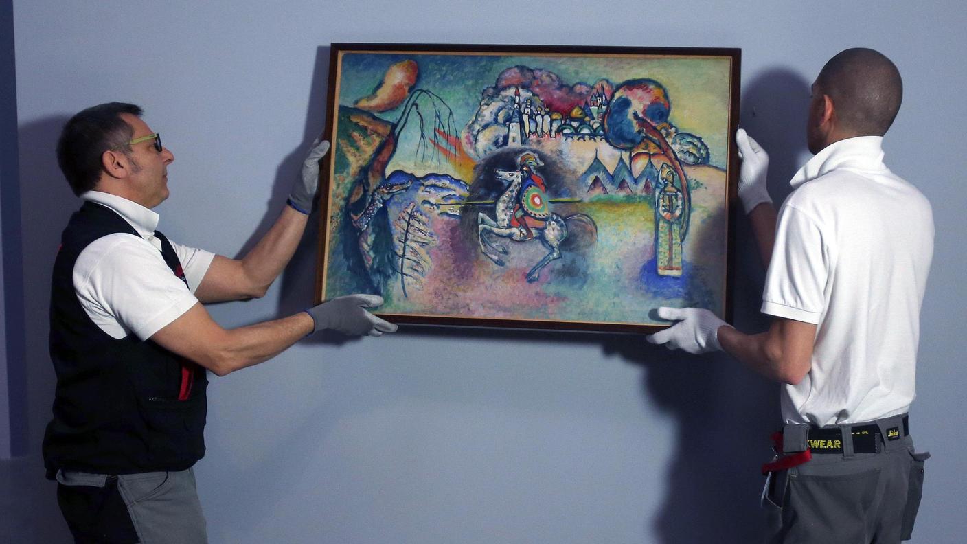 Ultimi ritocchi all'allestimento prima dell'inaugurazione di mercoledì