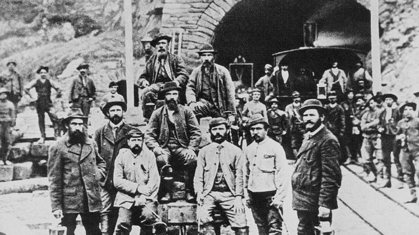 Una foto d'epoca all'imbocco del traforo ferroviario, usata in 'San Gottardo' di Villi Hermann