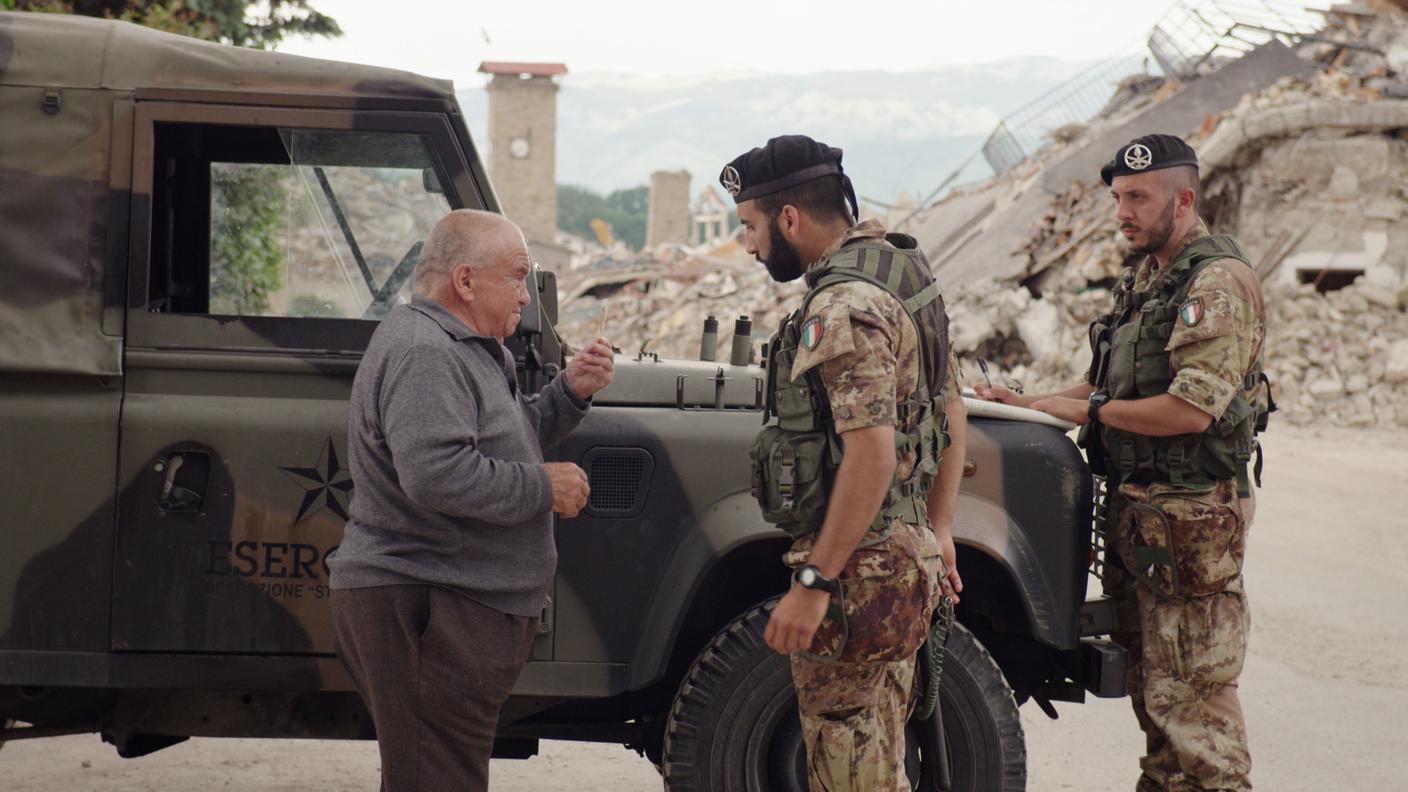 L'anziano protagonista del cortometraggio di Amelio si aggira con una piccola foto