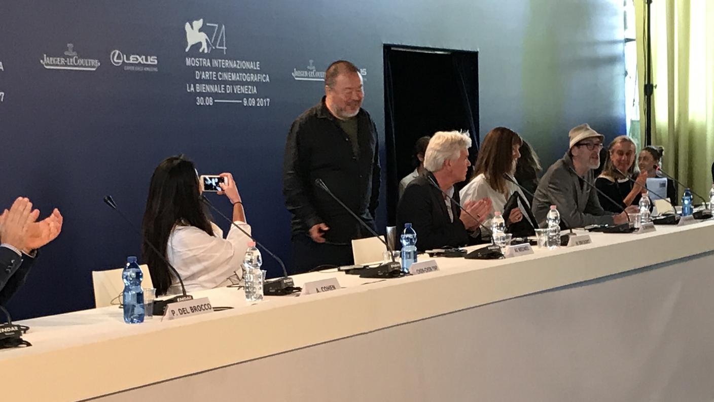 Alla conferenza stampa veneziana è stato acclamato
