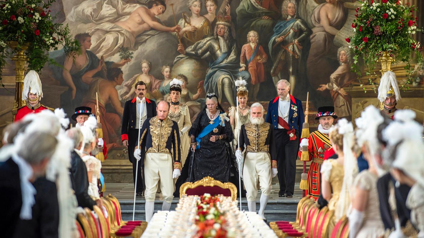 Judy Dench nella sfarzosa scena del banchetto in Vittoria e Abdul