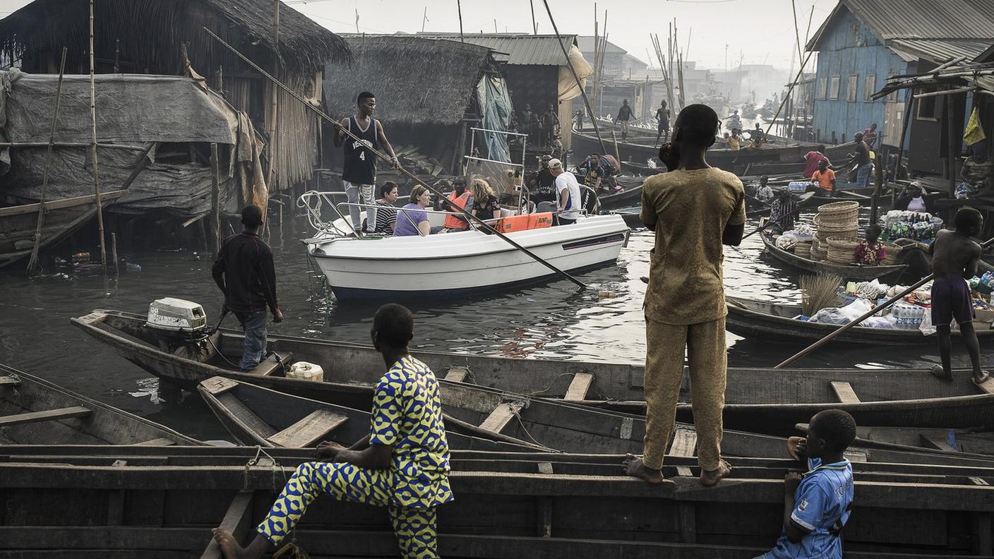 Quella di Jesco Denzel quello nella categoria "Contemporary Issues": lo scatto ritrae un gruppo di turisti che attraversano un villaggio di pescatori in Nigeria