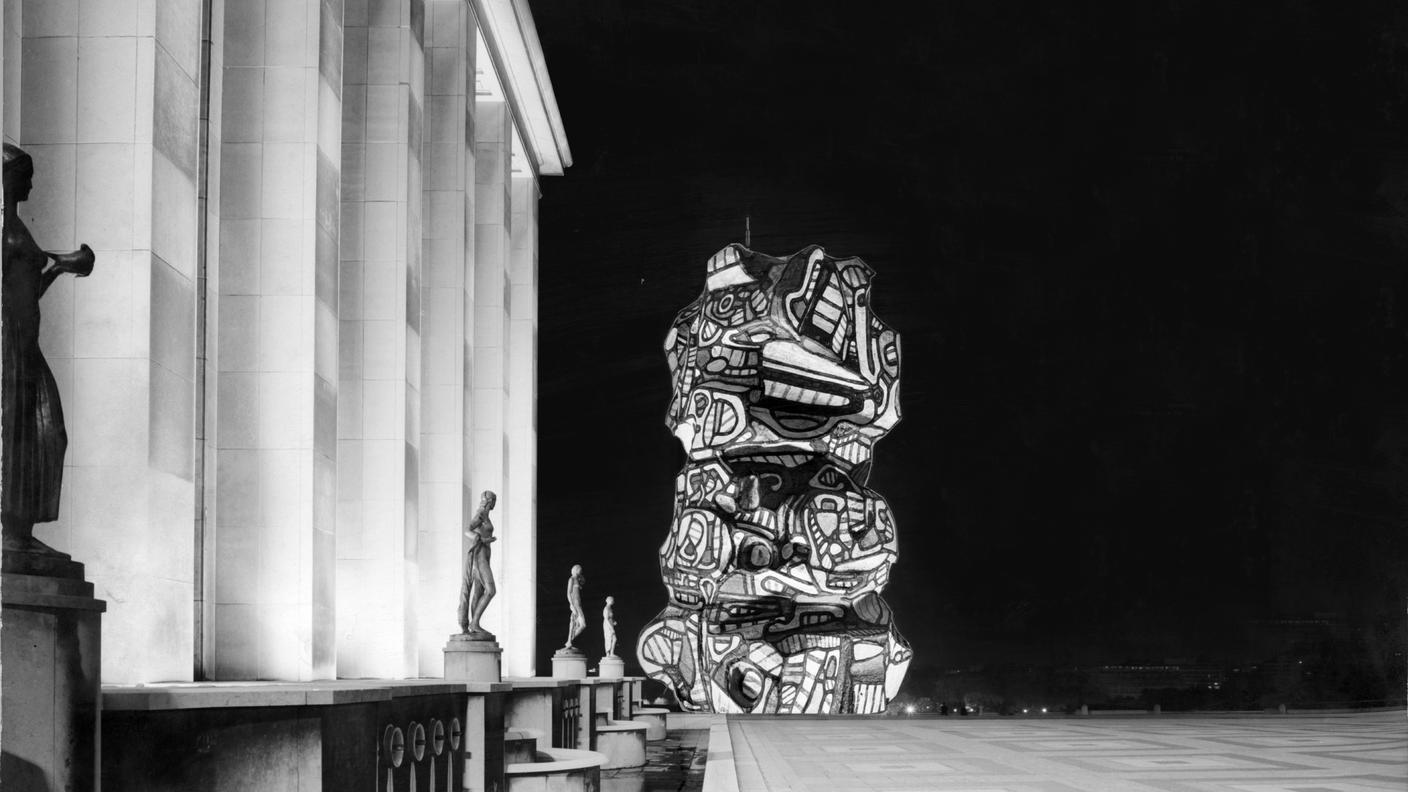 Jean Dubuffet, Augustin Dumage (photographe), Tour aux figures, esplanade du Trocadéro, Paris, 1967 