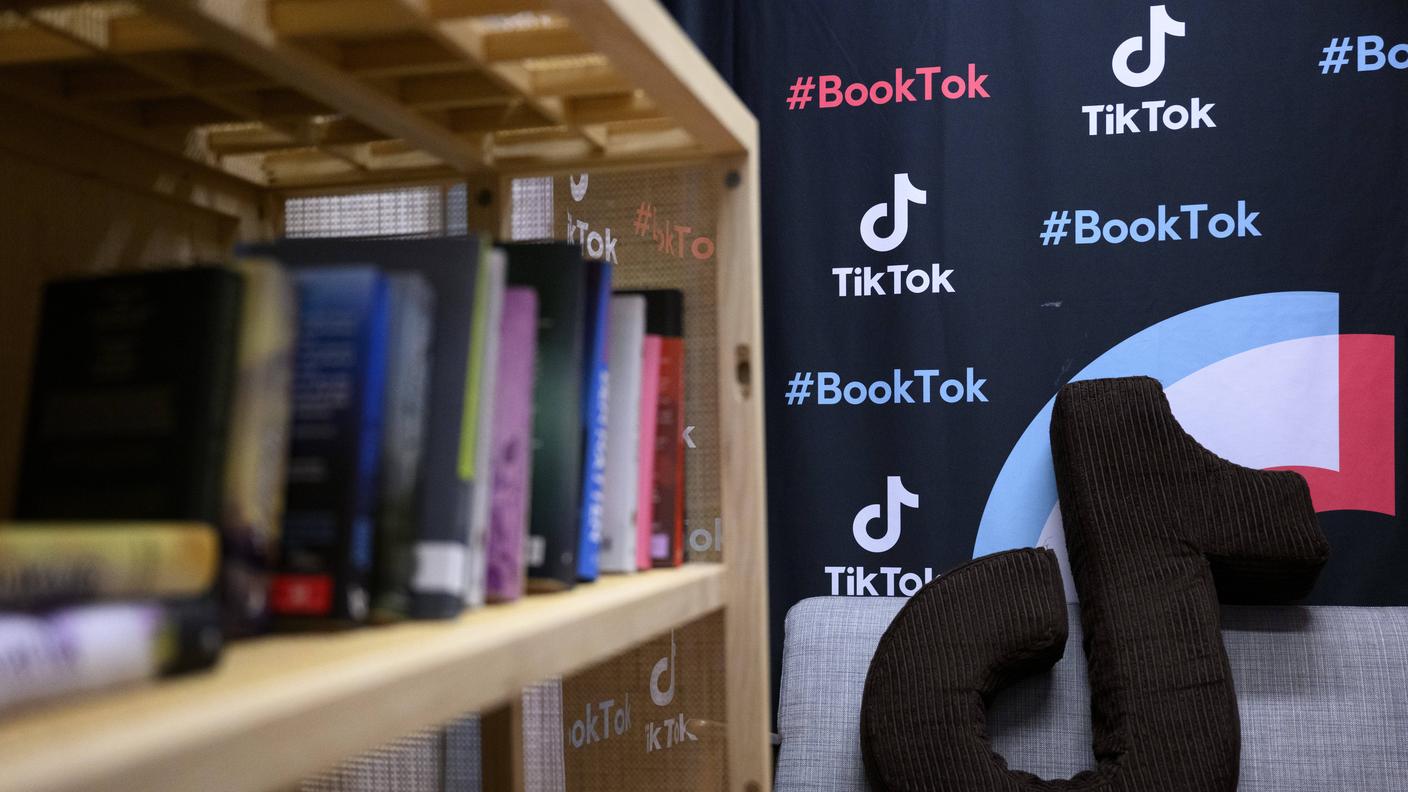 Su Booktok vanno alla grande anche dei classici della letteratura, come i romanzi di Jane Austen o L’amica geniale di Elena Ferrante