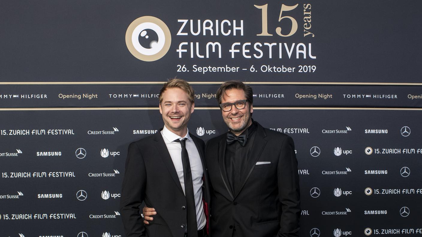 Il giovane attore svizzero Sven Schelker in compagnia del regista elvetico