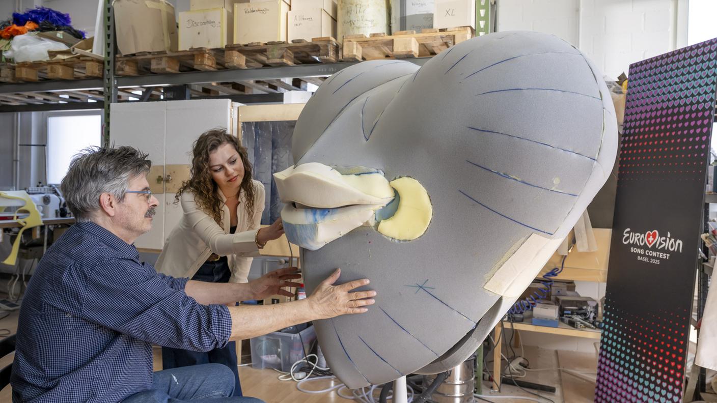 La designer Lynn Brunner controlla il lavoro di Beat Kipfer del s'ander Atelier