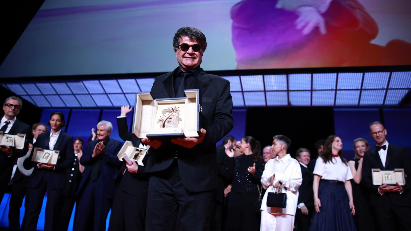 Il regista iraniano Jafar Panahi con la Palma d'oro appena conquistata