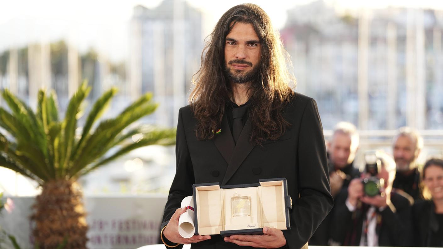 Il regista Oliver Laxe e il suo premio della giuria