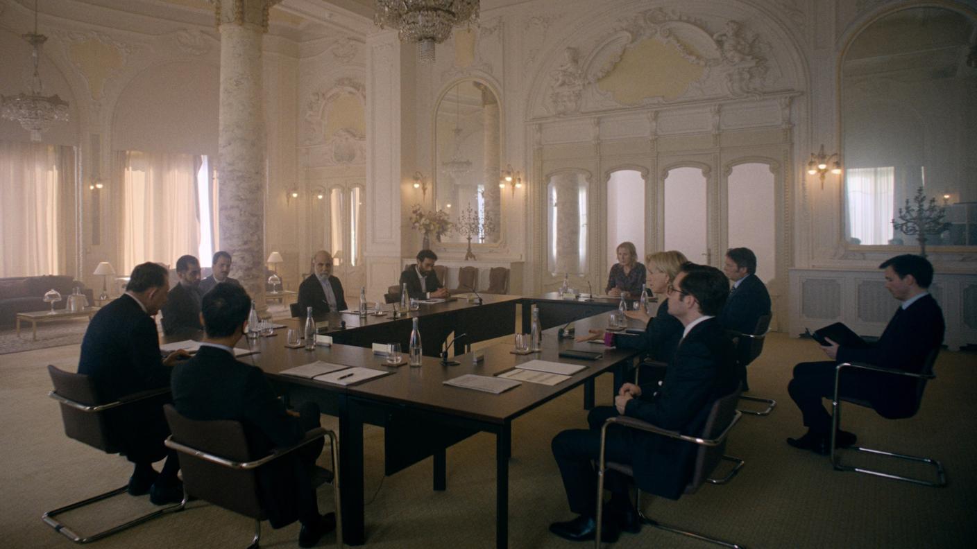 Una scena della serie TV "The Deal"