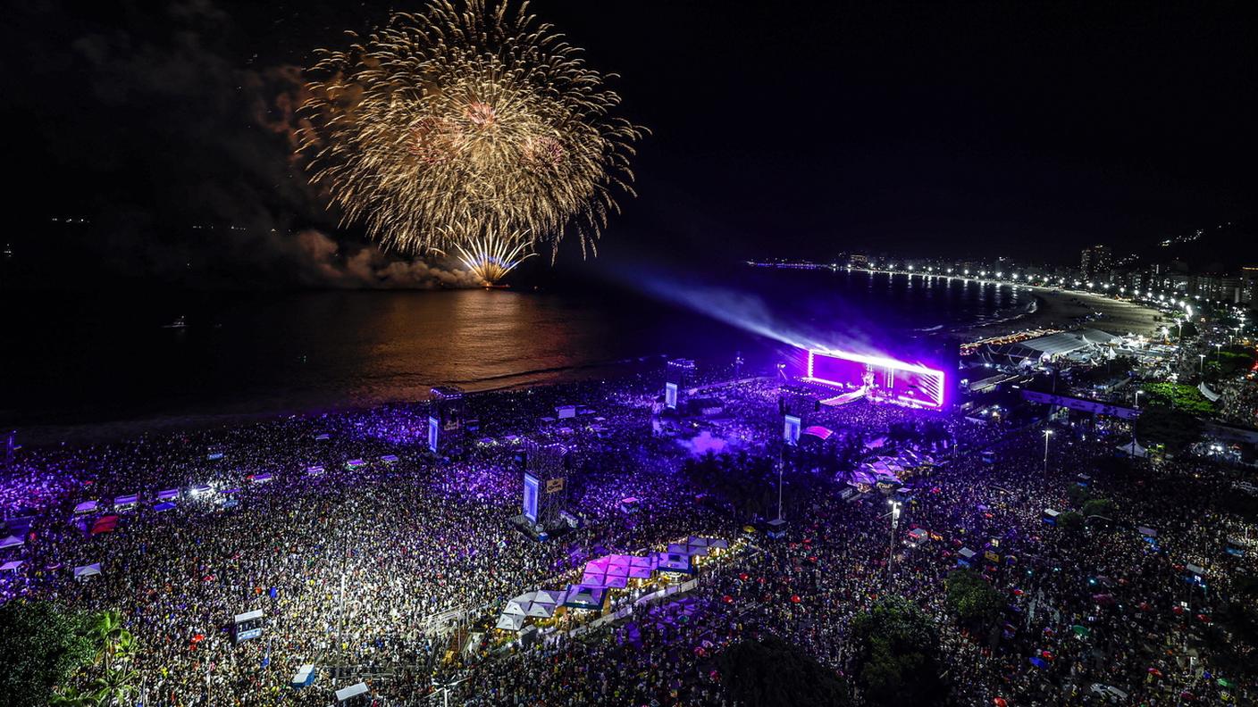 L'affollatissima spiaggia di Copacabana