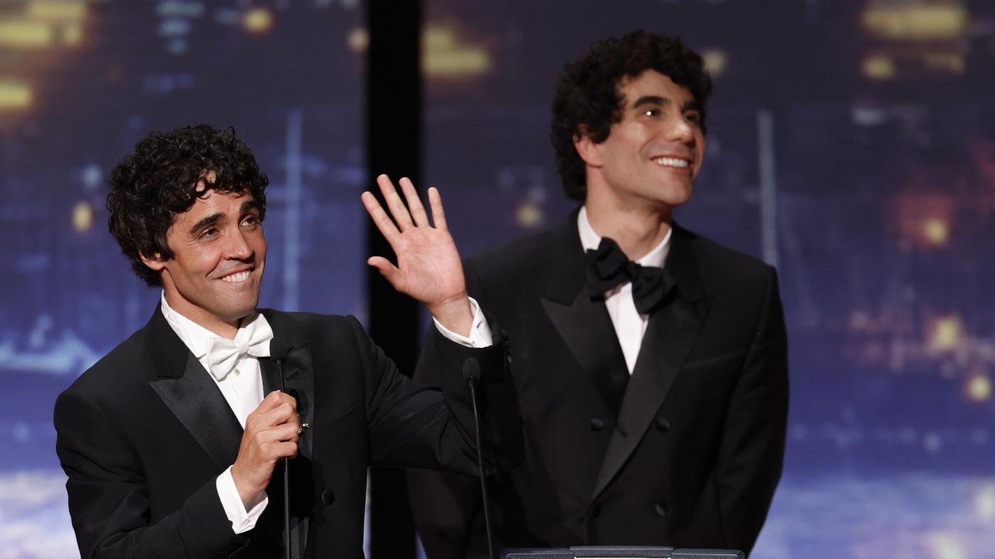 La serata dei premi ex aequo: gli emozionati Javier Ambrossi e Javier Calvo di "La Bola Negra"