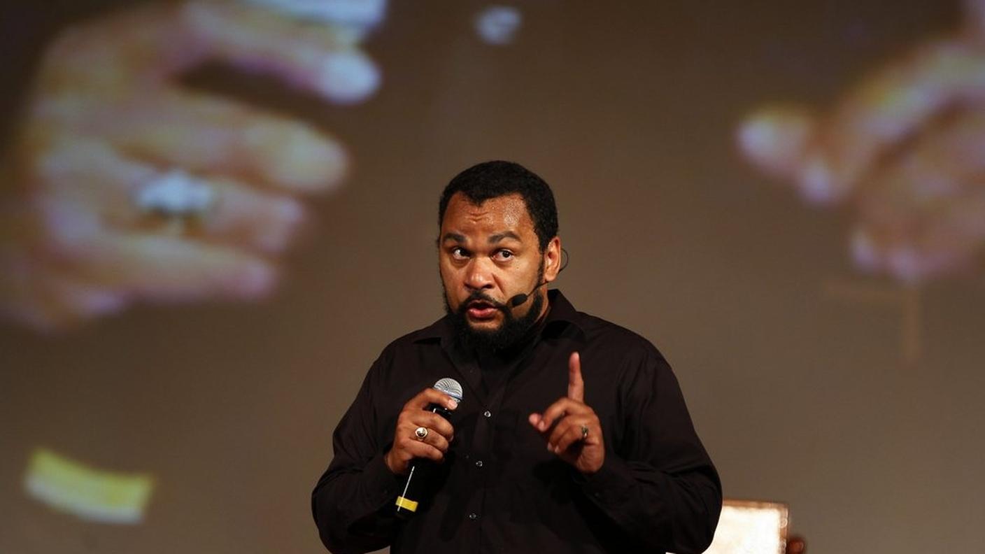 Dieudonné durante uno spettacolo nel 2010