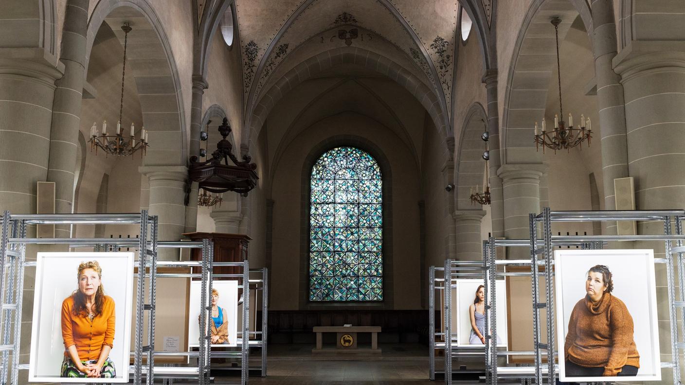 Una chiesa sconsacrata ha ospitato una serie di Bettina Rheims sulle detenute francesi