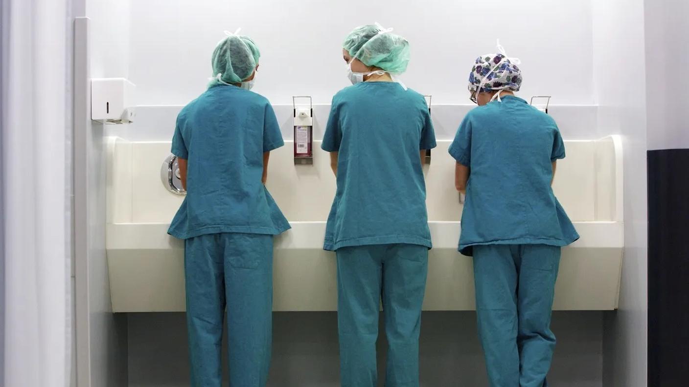 La mancanza di manodopera si fa particolarmente sentire nel settore della sanità