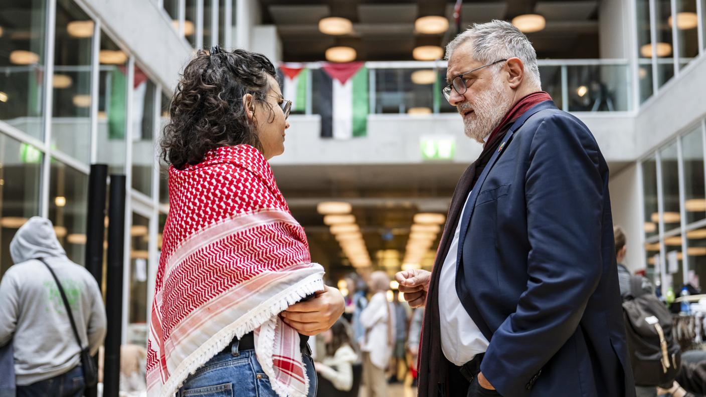 Carlo Sommaruga discute con una studentessa durante l'occupazione dell'Università di Losanna (8 maggio 2024)