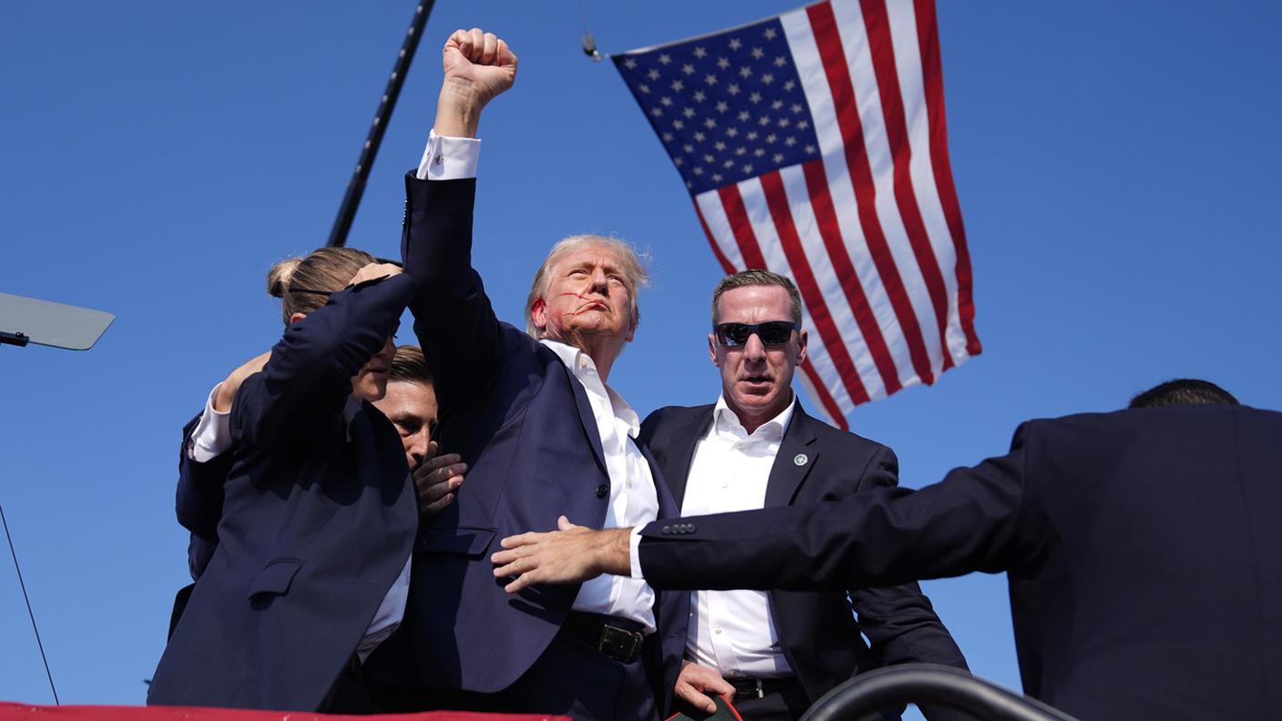 Donald Trump poco dopo essere stato colpito all'orecchio