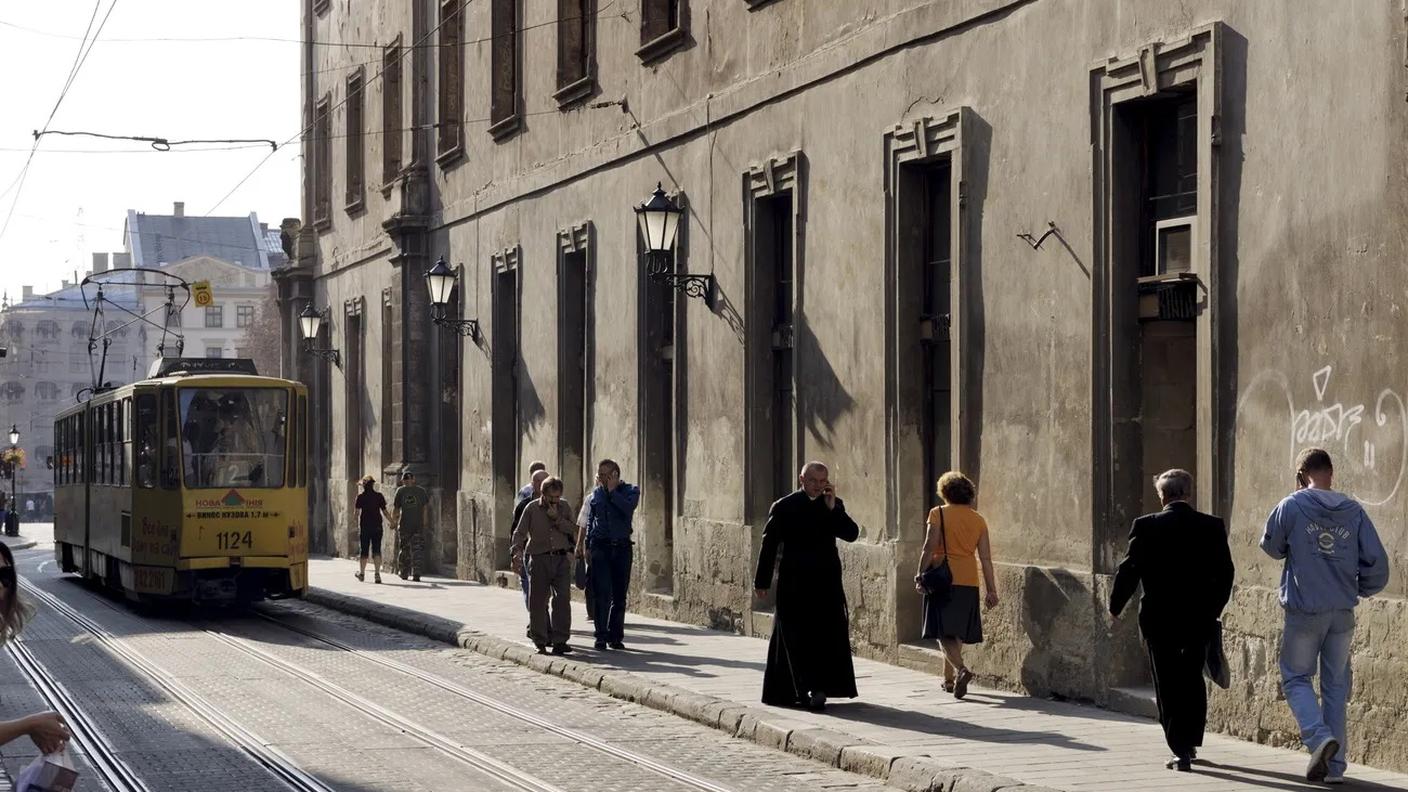 I vecchi tram di Leopoli, dell'epoca comunista, hanno pianali alti