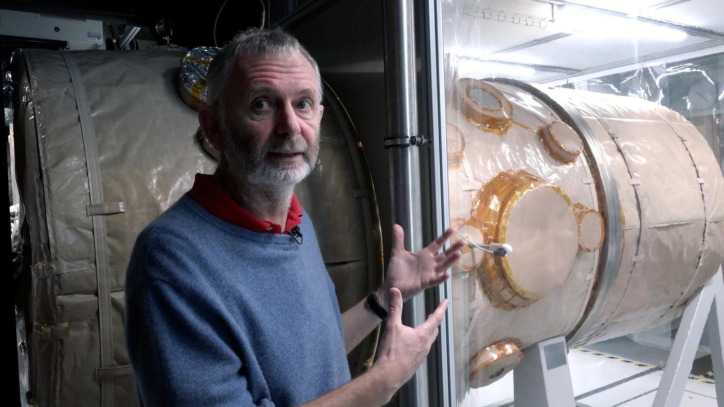 Nicolas Thomas, 63 anni, davanti a una delle grandi camere termovuoto dell'istituto di fisica dell'Università di Berna