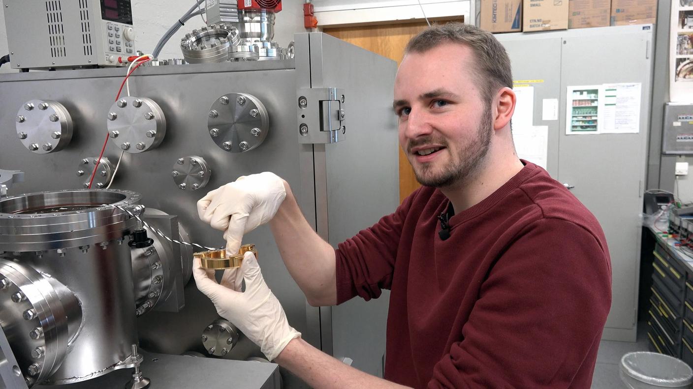 Linus Stöckli con la placchetta su cui vengono posati i campioni da testare