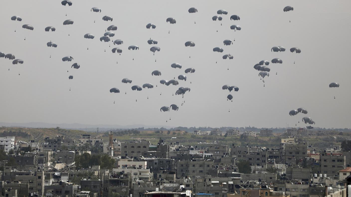 Aiuti umanitari paracadutati sulla Striscia di Gaza